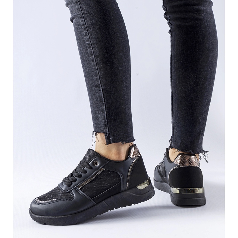 Svarta sneakers med dekortråd från Facondo 2