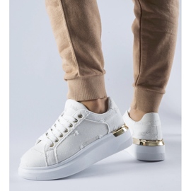 Vita sneakers på Osson-plattformen 1