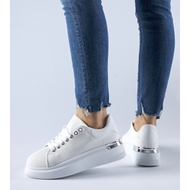 Vita sneakers på Scuderlando-plattformen 1