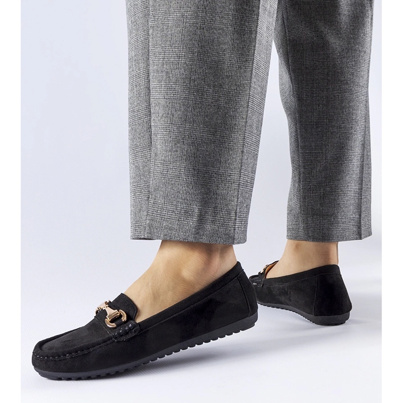 Svarta mockasiner dekorerade med ett Fernanda-spänne 1