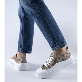 Bruna sneakers dekorerade med Cavi-monogrammet beige 1