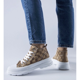 Bruna sneakers dekorerade med Terenzio-monogrammet beige 1