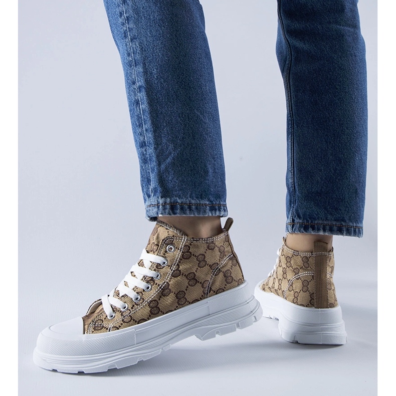 Bruna sneakers dekorerade med Terenzio-monogrammet beige 1