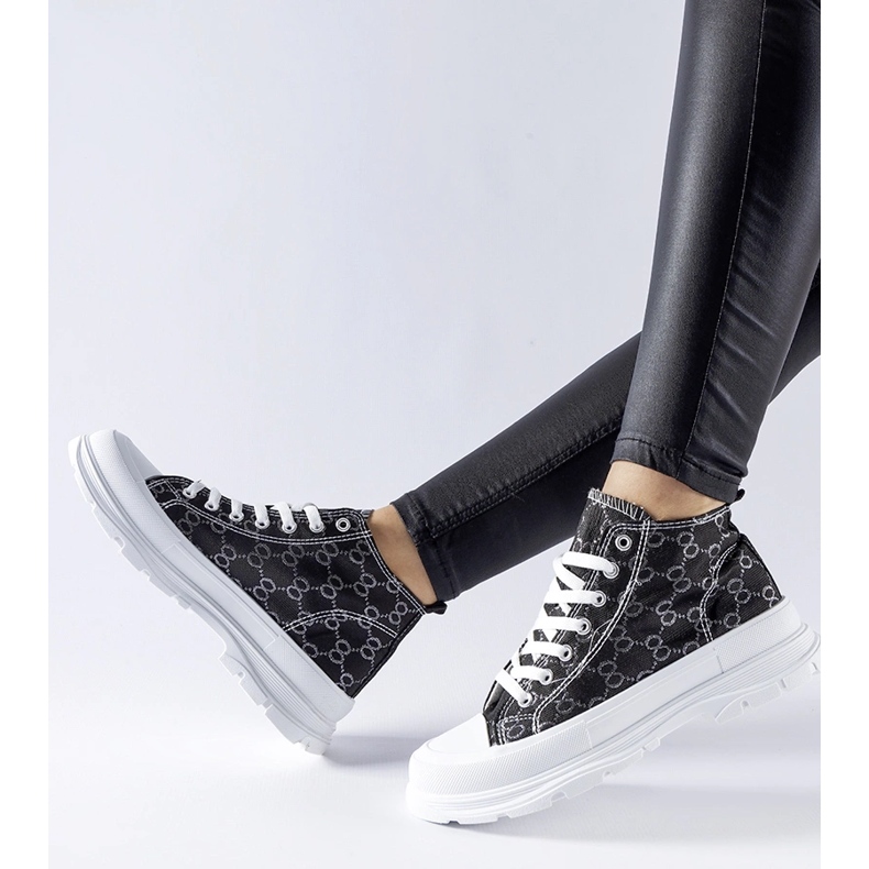 Svarta sneakers dekorerade med Terenzio-monogrammet 1