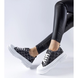 Svarta sneakers dekorerade med Antonella-monogrammet 1
