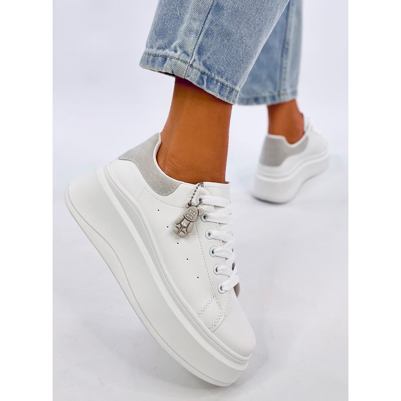 Liezel Grey wedge sneakers med hänge vit 1