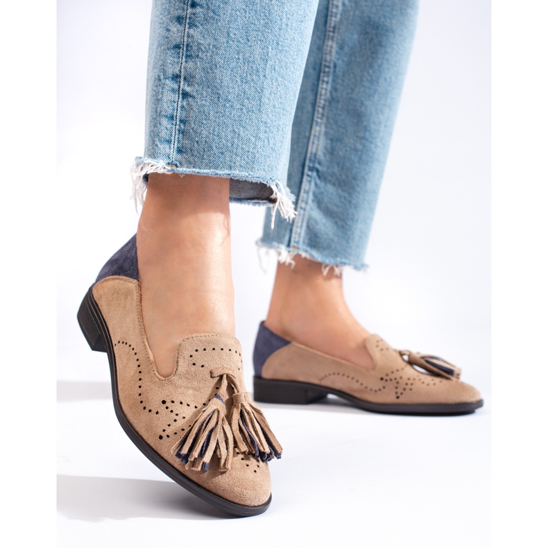 Genombrutna mockasiner i beige från Daszyński 1