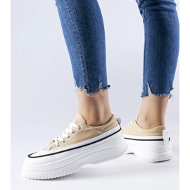 Beige sneakers på Plesio-plattformen 1