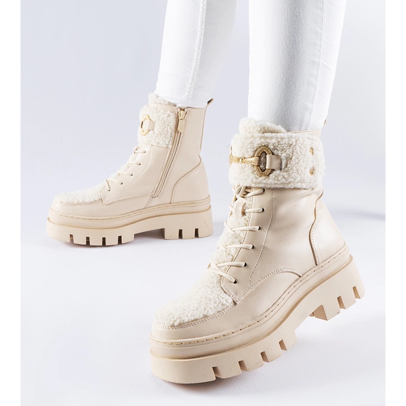 Beige isolerade arbetarstövlar med Highland-spänne 1