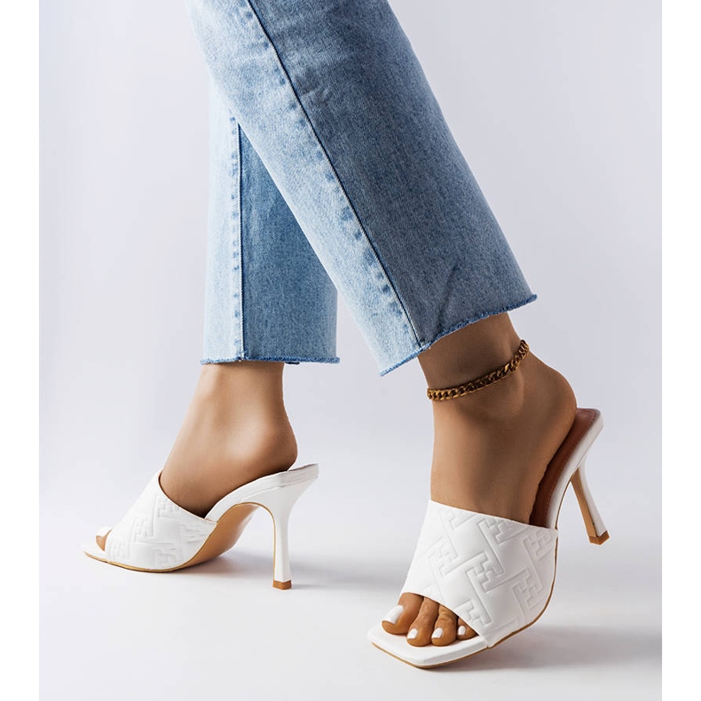 Vita eleganta sandaler med klack från Cambrina 1