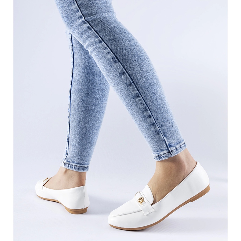 Vita Velino-mockasiner med spänne 1