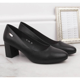 Svarta pumps på en dekorativ stolpe från Sergio Leone 2