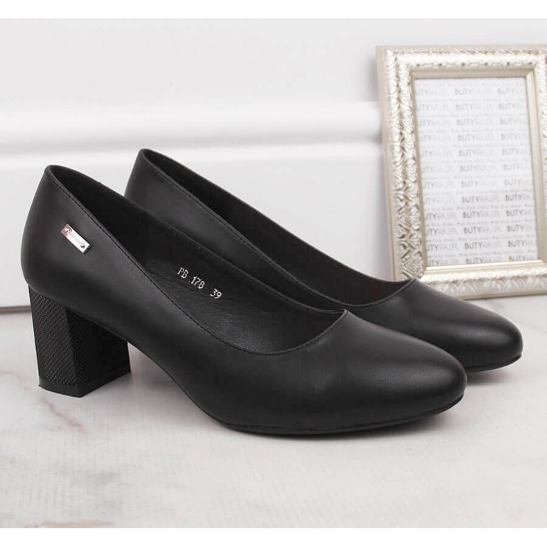 Svarta pumps på en dekorativ stolpe från Sergio Leone 2