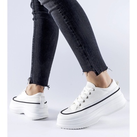 Vita sneakers på Plesio-plattformen 1