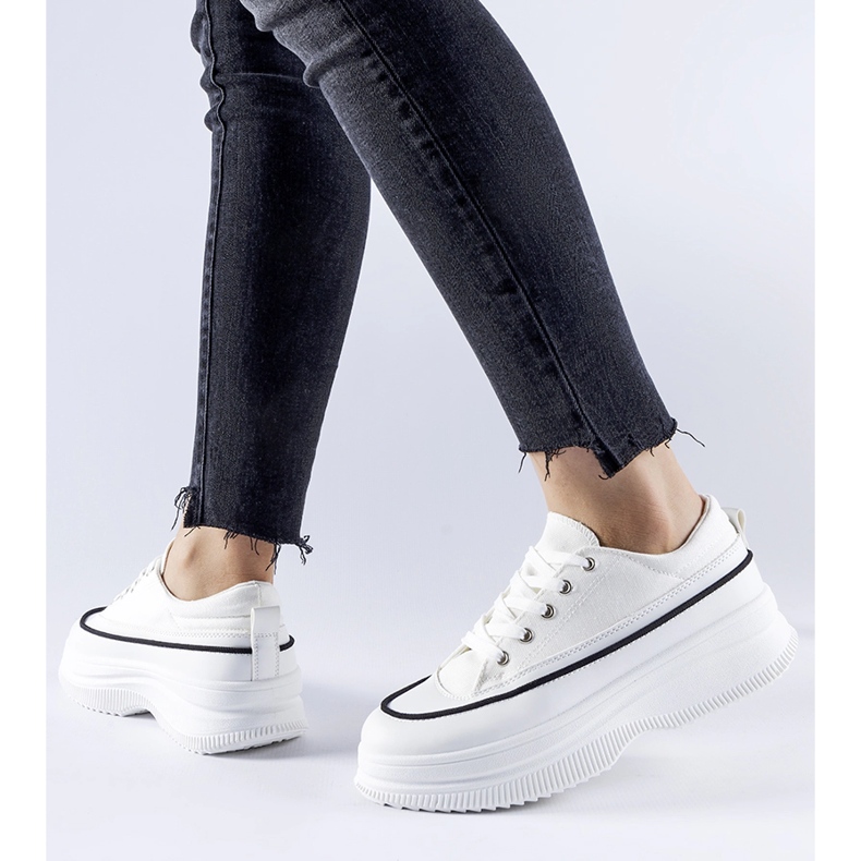 Vita sneakers på Plesio-plattformen 1