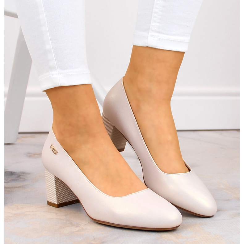 Pärlbeige pumps på en dekorativ stolpe från Sergio Leone 2