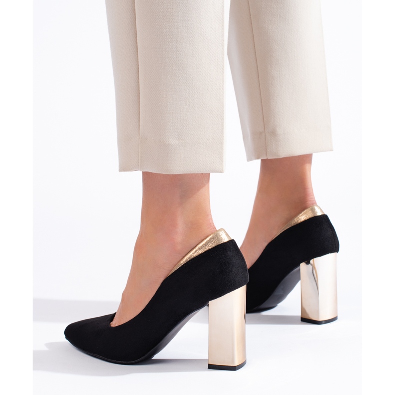 Svart mocka pumpar på pelaren 1