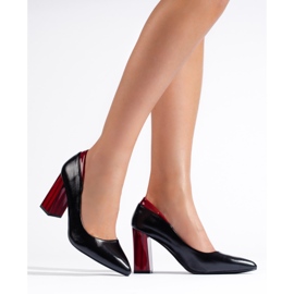 Svarta pumps på stolpen 1