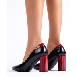 Svarta pumps på stolpen 2