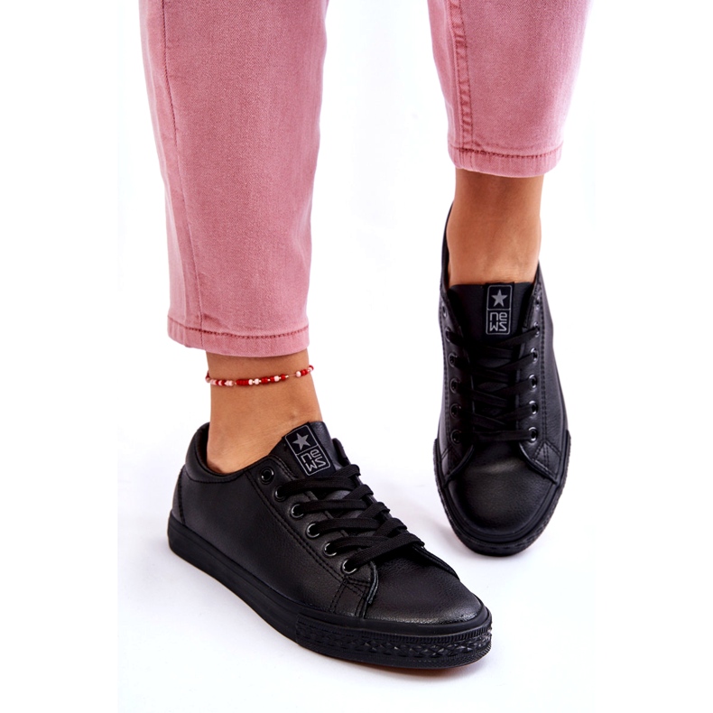 News Kvinnors läderbundna klassiska svarta sneakers 5