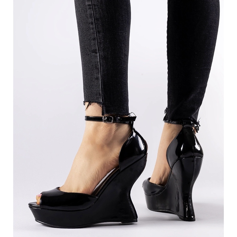 Flangan svarta patenterade sandaler 1