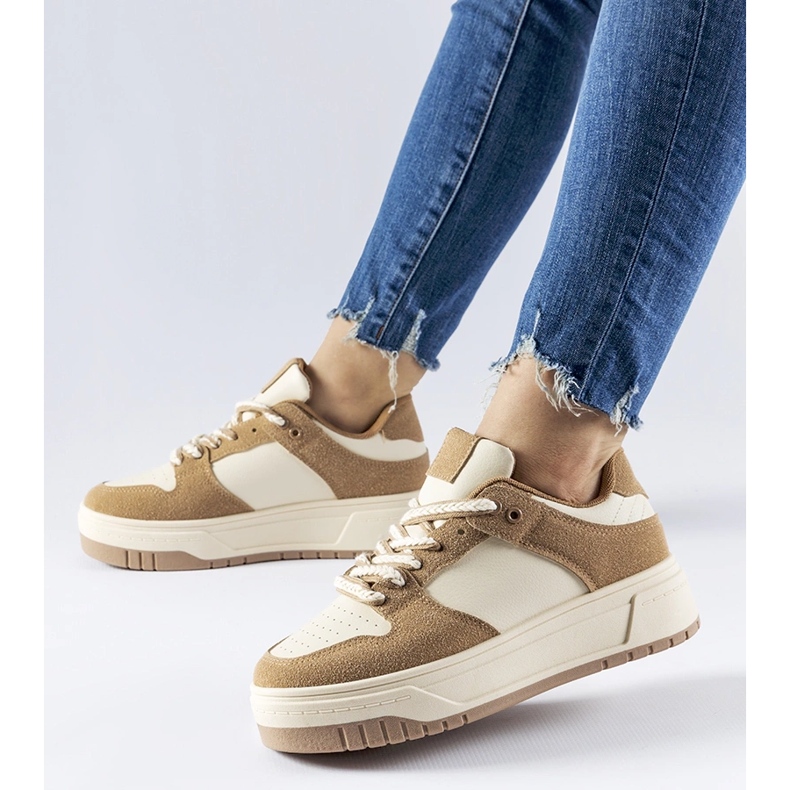 Beige sneakers på Crim-plattformen 1