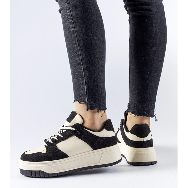 Svarta sneakers på Crim-plattformen 1