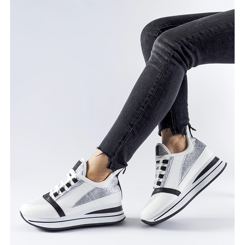 Vita glittriga sneakers på Marce-plattformen 1