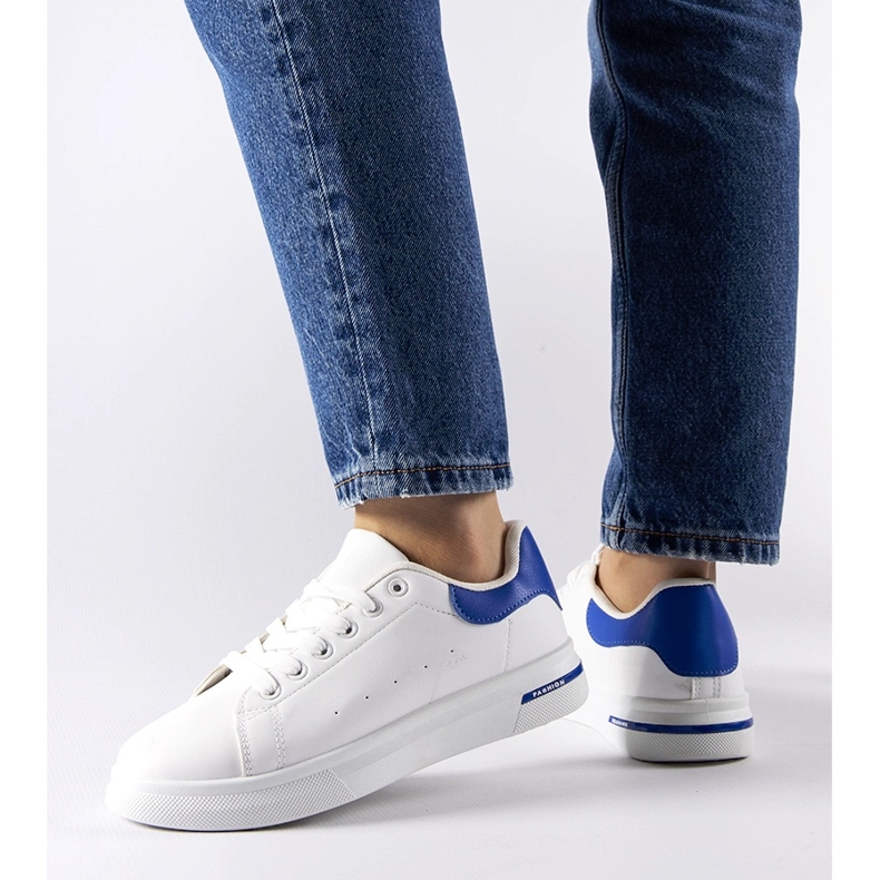 Vita och marinblå Leland sneakers 1