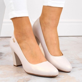 Beige pärlpumps på en dekorativ stolpe från Sergio Leone 2