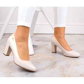 Beige pärlpumps på en dekorativ stolpe från Sergio Leone 1