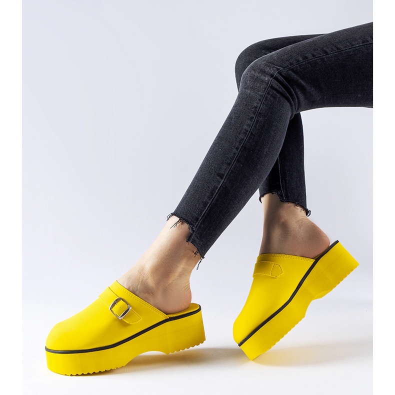 Gula träsko glider på Lang-plattformen 1