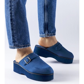 Marinblå träsko glider på Lang-plattformen 1