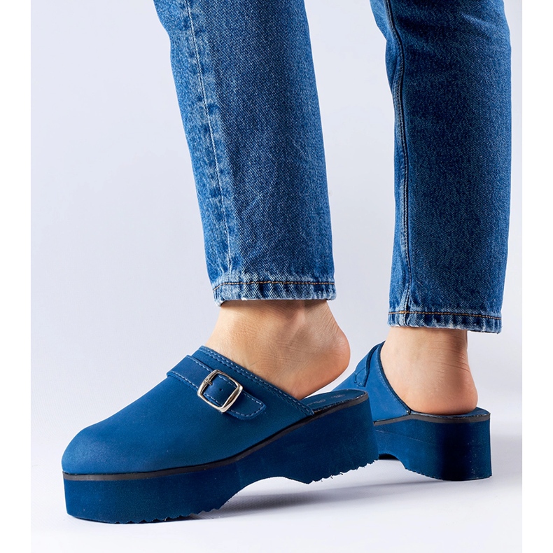 Marinblå träsko glider på Lang-plattformen 2