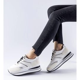 Vita sneakers på Nutter-plattformen beige 1