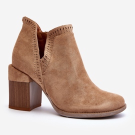 Beige Jolnima ankelboots på en massiv hög klack med utskärning 1