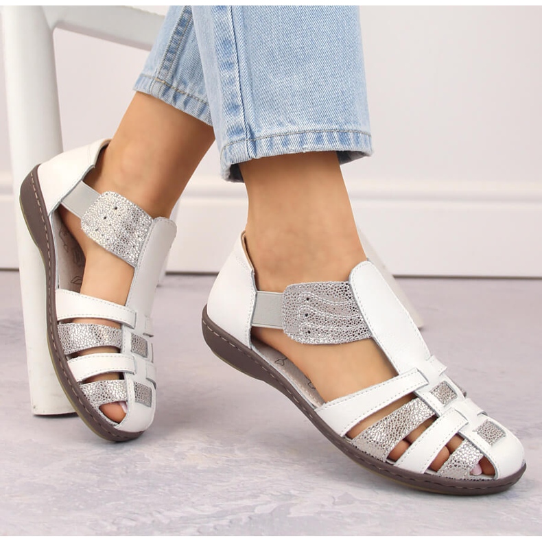 Stängda sandaler i läder för kvinnor, beige, T.Sokolski 2