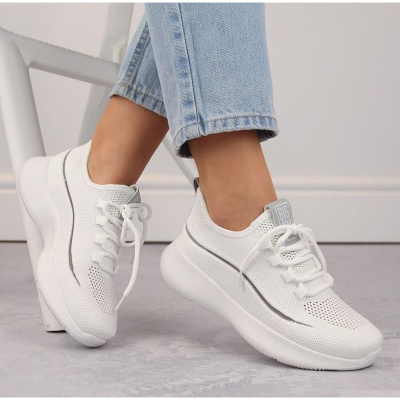 Big Star W INT1961A genombrutna sportskor, vita 1