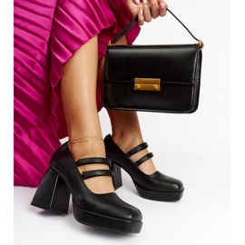 Cher svarta pumps med en massiv blockklack 1