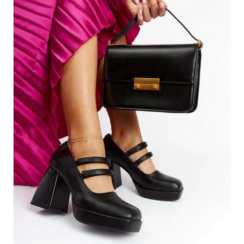 Cher svarta pumps med en massiv blockklack 1