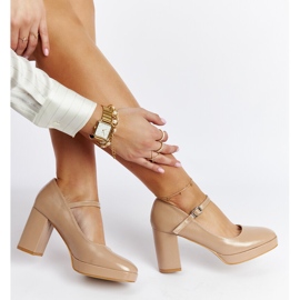 Beige patentklackpumps Cher 1