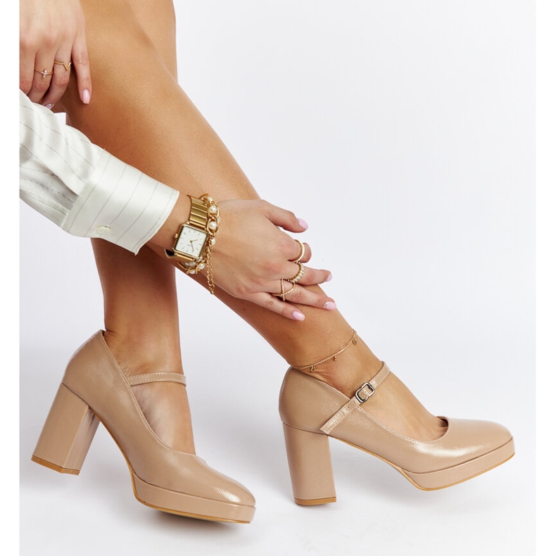 Beige patentklackpumps Cher 1