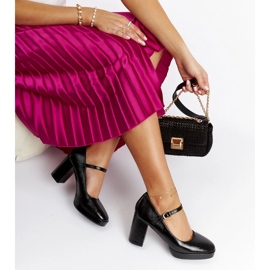 Cher svarta pumps med patentklack 1