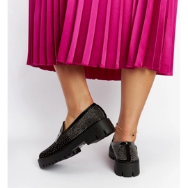 Svarta loafers dekorerade med Newport-rhinestones 1
