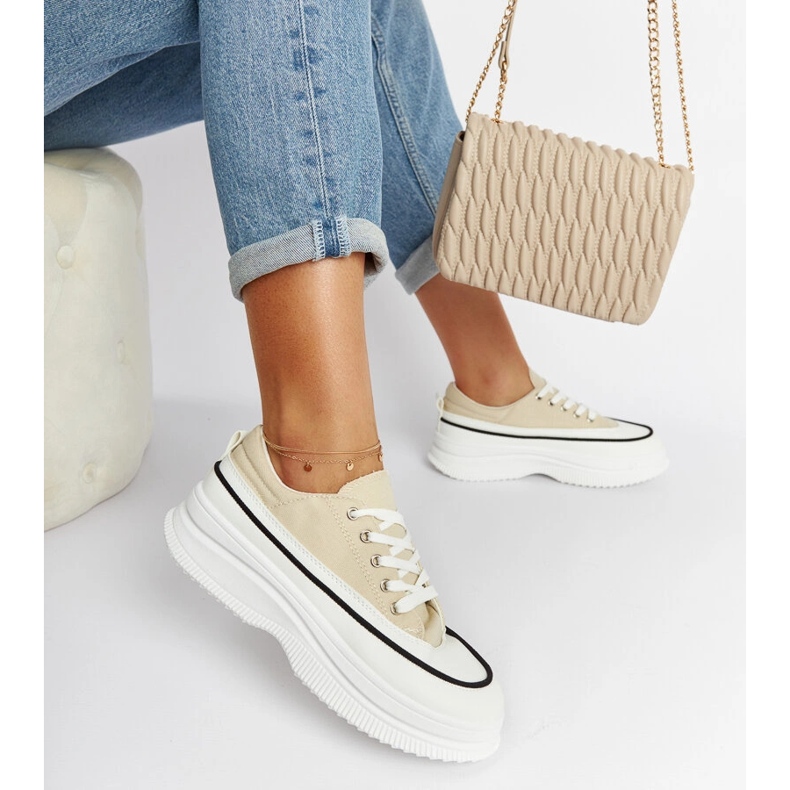 Beige sneakers på Plesio-plattformen 2