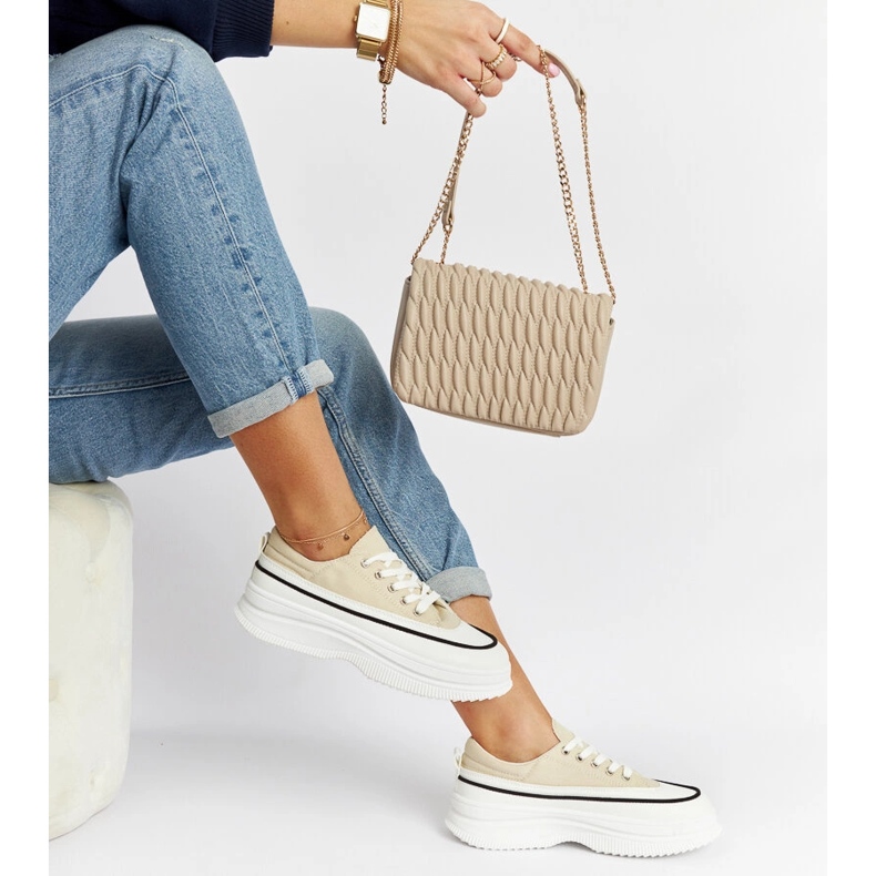 Beige sneakers på Plesio-plattformen 1