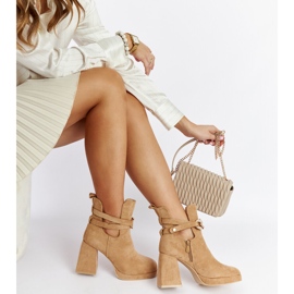 Bruna stövlar dekorerade med alm cubic zirconias beige 1