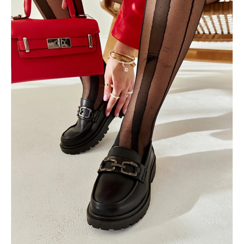 Svarta fjädrar med spännmockasiner 1