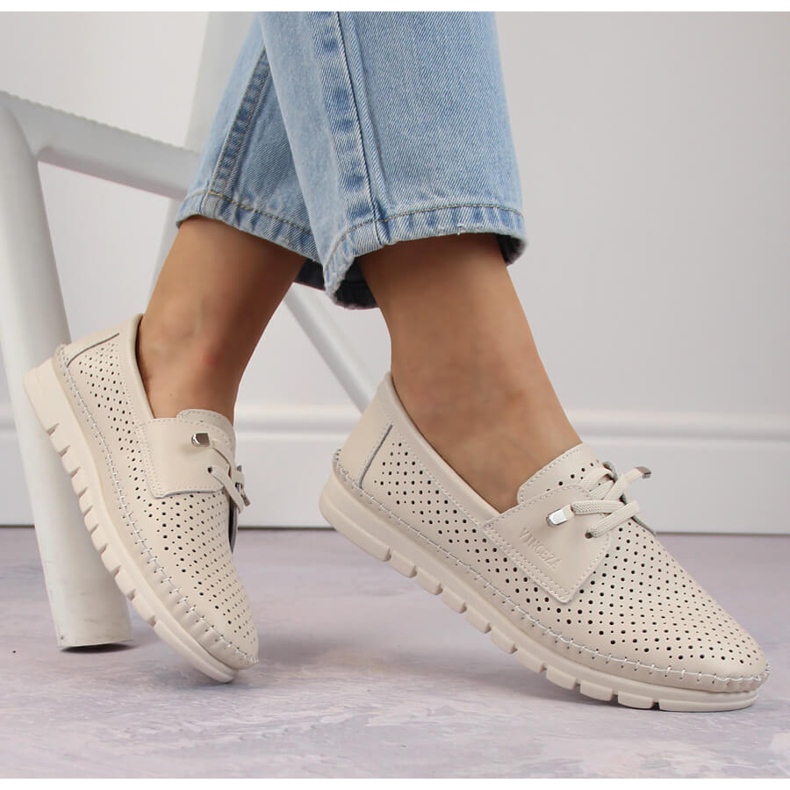 Genombrutna slip-on skor i läder för kvinnor, beige Vinceza 7872 1
