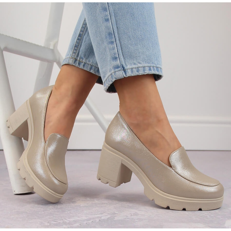 Beige slip-on skor för kvinnor med höga klackar och plattform Potocki 12040 1